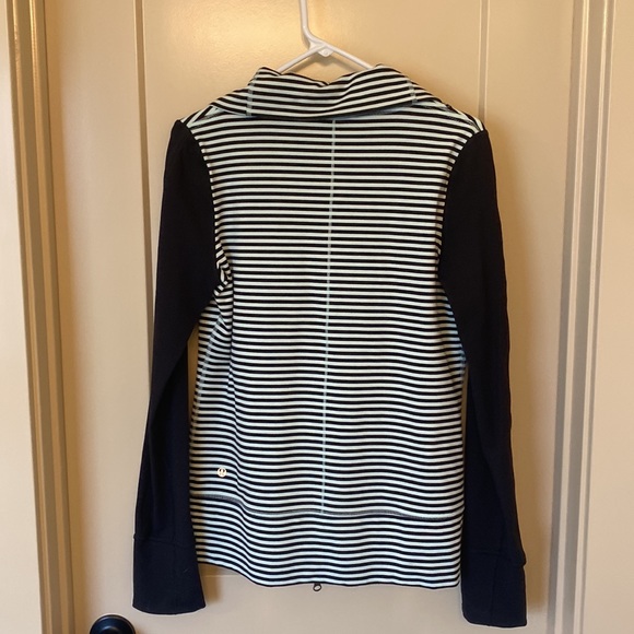 Lululemon jacket, black and teal. Size 8 - Picture 4 of 6